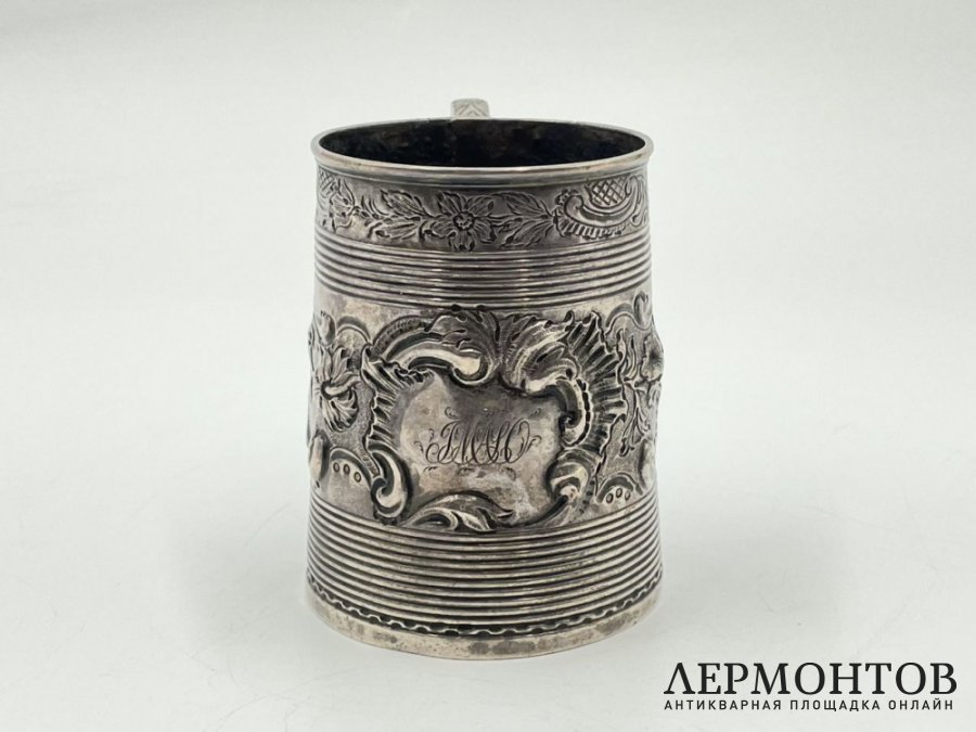 Кружка с растительным орнаментом. Англия, Лондон, 1799 год. Серебро 925, выколотка.