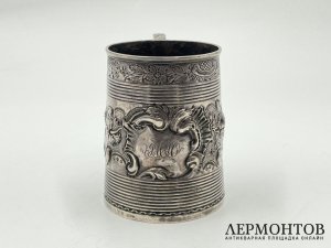 Кружка с растительным орнаментом. Англия, Лондон, 1799 год. Серебро 925, выколотка.