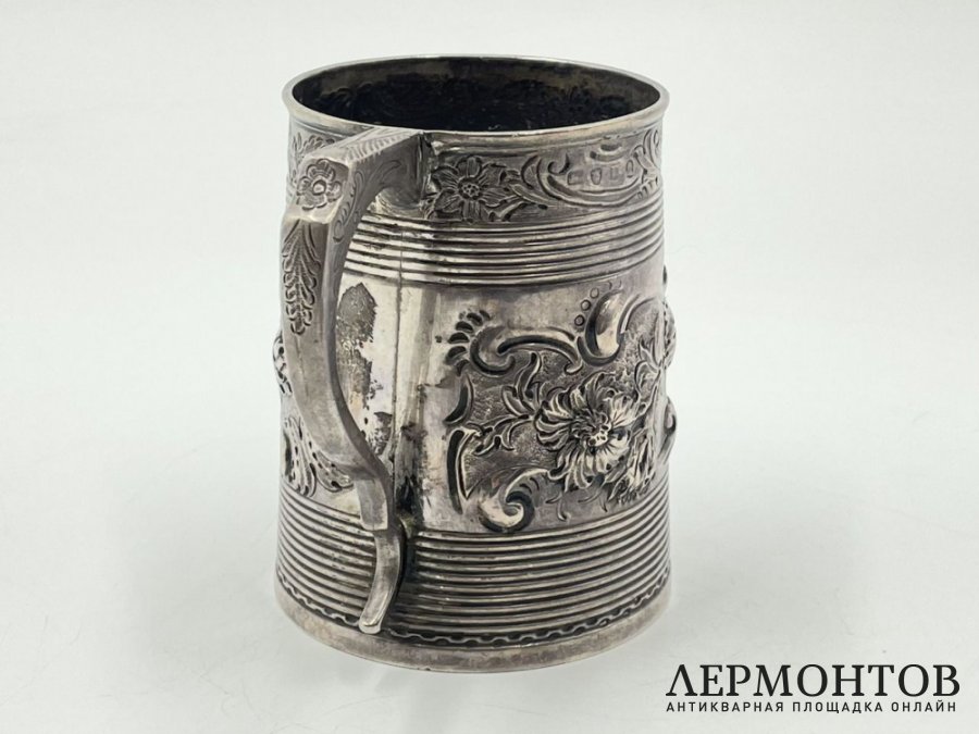 Кружка с растительным орнаментом. Англия, Лондон, 1799 год. Серебро 925, выколотка.