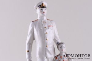 Статуэтка На парад. Фарфор, роспись. СССР, Дулевский фарфоровый завод, 1952. 