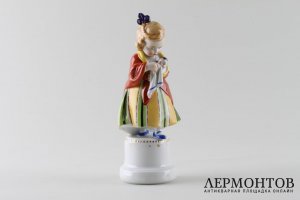 Статуэтка Девочка с куклой. Фарфор.  Фабрика Hertwig, Германия, нач. 20 в.