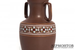Кувшин с фигурным туловом с самобытным декором. Грузия, 1970-е гг.  Фаянс, роспись.
