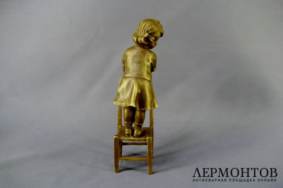 Девочка на стуле. Nick. Бронза. Франция, Париж, середина ХХ века. 21,0 см.