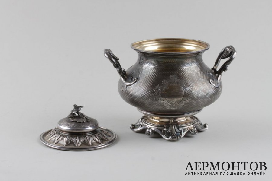Сахарница в стиле ампир. Серебро 950, гильоше, патина. Франция, XIX век.