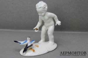 Скульптура Мальчик кормящий птиц. Фарфор, роспись. Германия, 1-я треть ХХ века.
