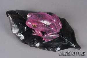 Камнерезная фигура Лягушка, сидящая на листке. Западная Европа, 2 пол. 20 в.