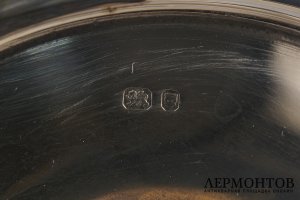 Графин с цветочным декором и носиком в виде маскарона. Англия, Лондон, 1975 г.