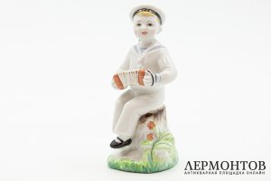 Статуэтка Морячок с гармошкой. СССР, ЛФЗ, автор Г. Столбова, 1970-1986 гг. Фарфор.