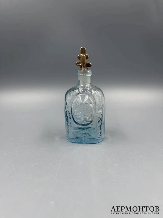 Флакон для духов с пробкой. Цветное прессованное стекло, 1890–1910 годы