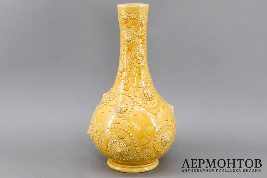 Ваза с орнаментом в византийском стиле. Россия, Кузнецов, 1890е. Фаянс