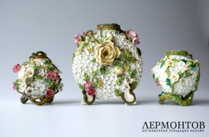 Ваза с лепными цветами и листьями в технике Schneeballen бульденеж