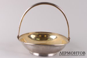Сухарница лаконичной формы с ручкой. Россия, Москва, 1881 г. Серебро 84.