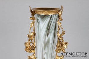 Декоративная ваза с фигурным туловом, украшенная фигурками ящерок и желудями. Стекло.