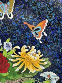 Настенное блюдо с корзиной цветов и бабочками. Перегородчатая эмаль, Китай, 2-я половина 20 века