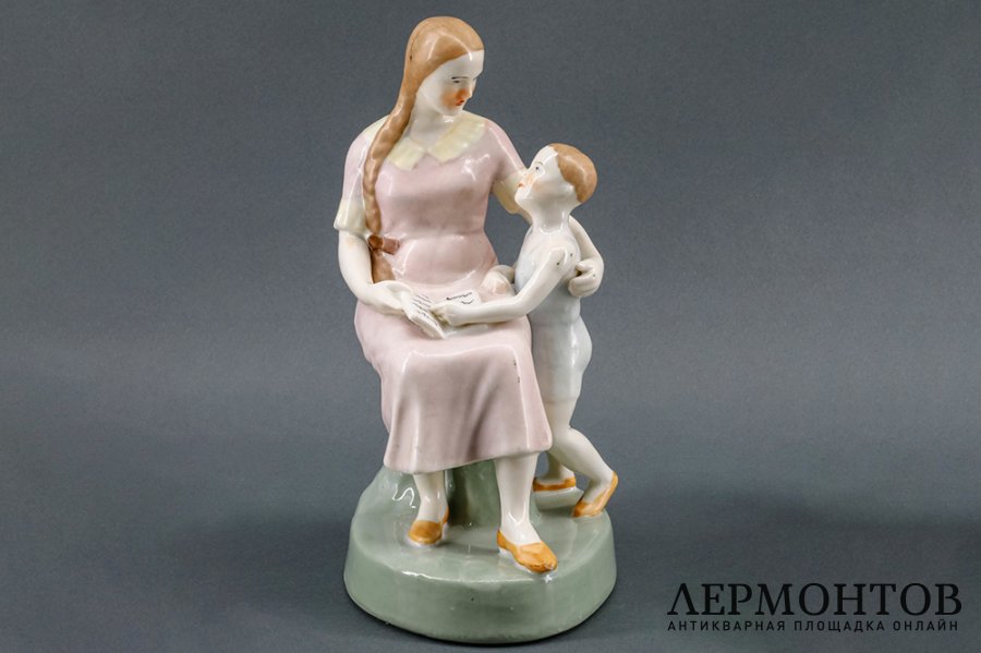 Статуэтка Материнство. Фарфор, роспись. СССР, Городница, 1930е гг.