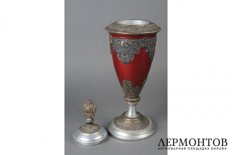 Кубок, декорированный накладными элементами и медальонами. СССР, 1950-е гг.