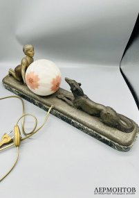 Настольная лампа «Девочка с собакой» в стиле ар-деко. Шпиатр, стекло, автор модели Janle, Франция, начало 20 века