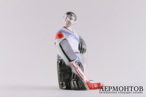 Статуэтка Юный хоккеист.  СССР, Полонский завод, 1970-е гг. Автор Мусиенко. Фарфор.