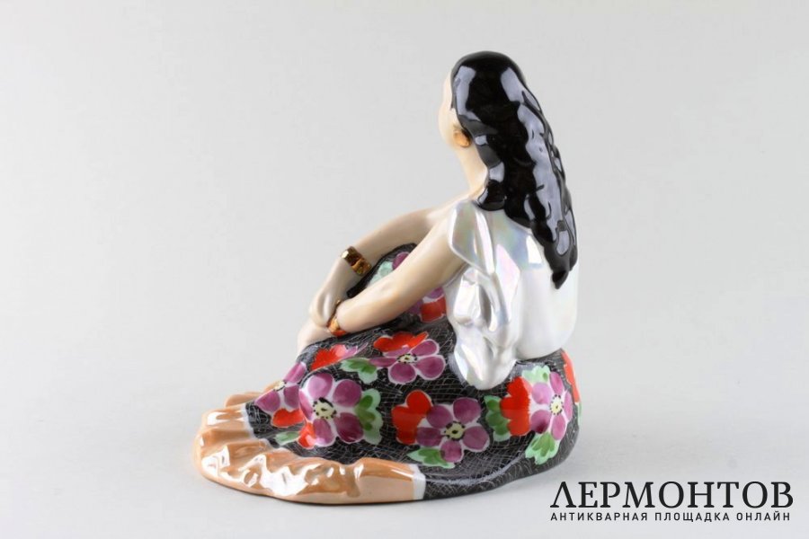 Статуэтка Цыганка Земфира. СССР, Дулево, скульптор А.Д. Бржезицкая, 1992 год. Фарфор.