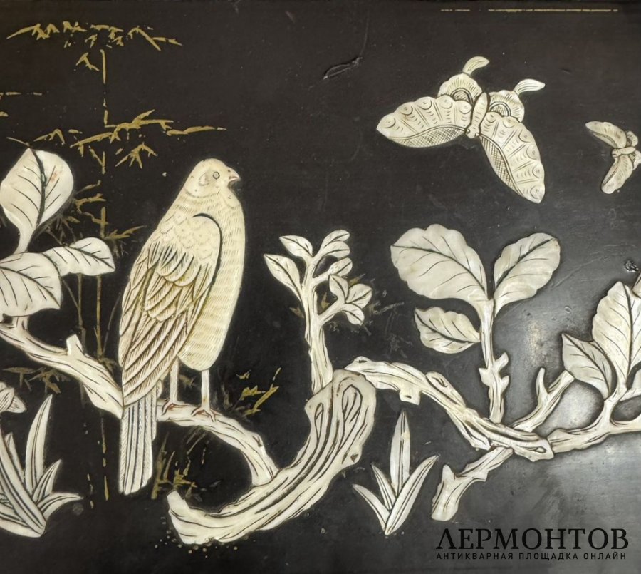 Шкатулка с птицей, цветами и бабочкой. Дерево, перламутр, Китай, 2-я половина 20 века