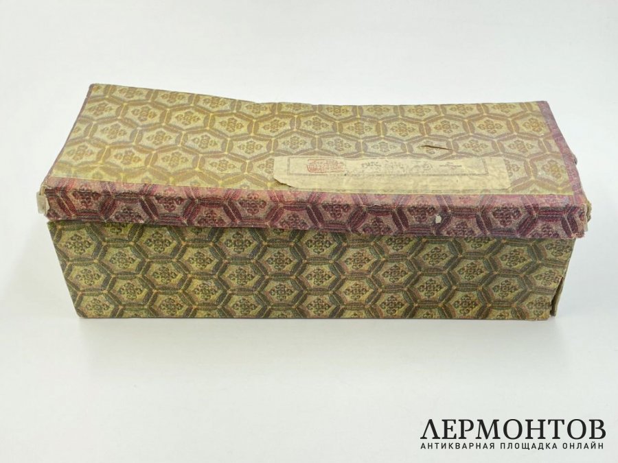 Ваза с росписью в родной коробке. Китай, 1960-е гг. Фарфор, роспись.