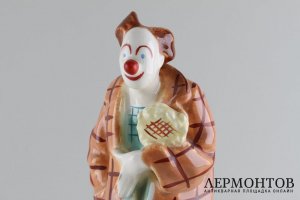 Статуэтка Клоун с букетом. Ditmar  Urbach, Чехословакия. Фарфор, 1918-1938 гг