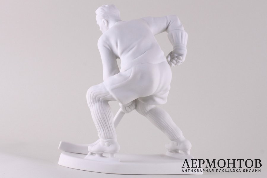 Статуэтка Хоккеист. Чехия, мануфактура Royal Dux, 2000-е гг. 