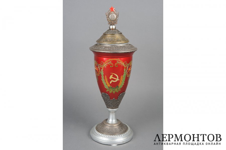 Кубок с изображением Спасской башни Кремля. СССР, Палех, 1950-ые  гг. Сталь, латунь, эмаль. 