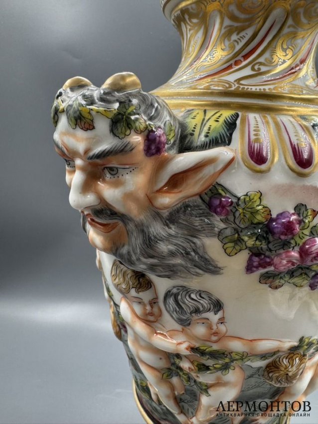 Ваза с путти и маскаронами. Фарфор, роспись, Capodimonte, Италия, 20 век