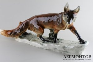 Статуэтка. Лиса крадущаяся. Royal Dux, Чехословакия, Богемия. Фарфор, 1950-е годы.