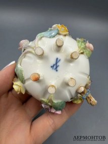 Кофейная пара с лепными цветами. Фарфор, роспись, Meissen, Германия, начало 19 века