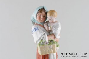 Статуэтка Девочка с ребенком. Россия, Дмитровский фарфоровый завод, 1926-1930 гг. 