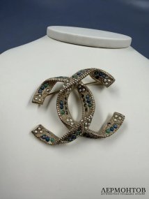 Брошь «CC. Византия» с жемчугом и смальтой. Ювелирный сплав, Chanel, Франция, 2016 год