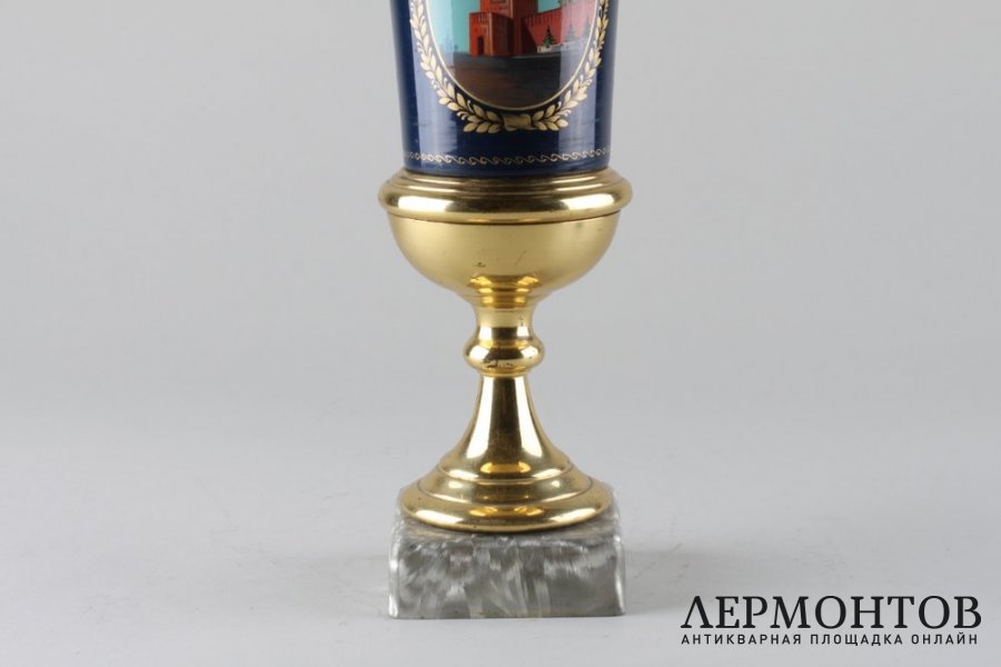 Кубок с изображением Спасской башни Кремля. СССР, 1960-е гг. Сталь, латунь, эмаль.
