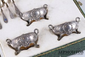 Комплект солонок с ложечками в коробке. Серебро 950 пробы. Франция, XIX в.
