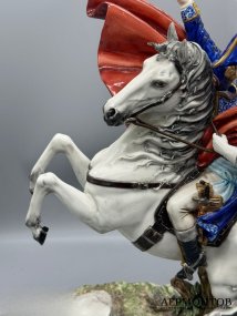 Скульптура «Бонапарт на перевале Сен-Бернар». Фарфор, роспись, Capodimonte, скульптор Germano Cortese, Италия, 20 век