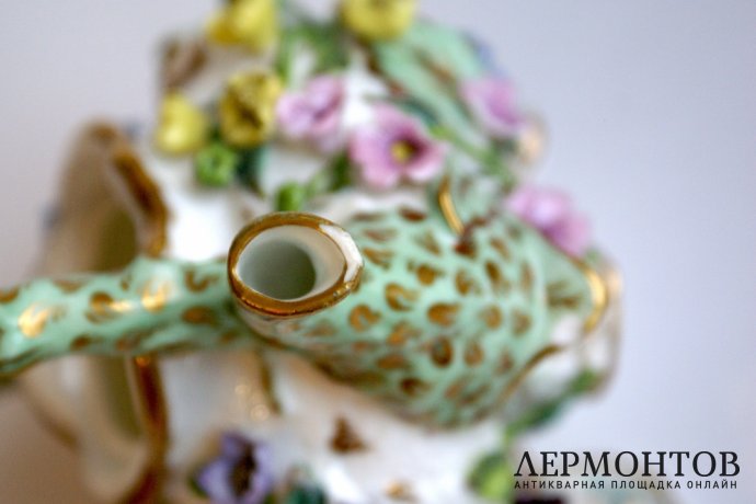 Декоративный чайник из лепного фарфора. Англия, 19 век