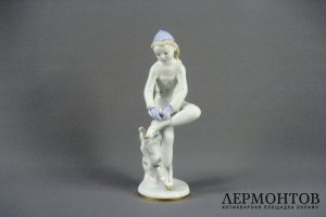 Юная фигуристка. Фарфор. СССР, ЛФЗ, 50-60-е годы ХХ века.