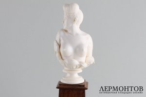 Бюст обнаженной девушки, ар-деко. Кость, дерево. Европа, 1930-е гг.