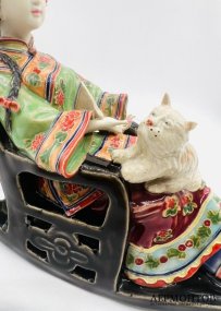 Статуэтка «Китаянка с кошкой в кресле». Фаянс, роспись, Китай, 2-я половина 20 века