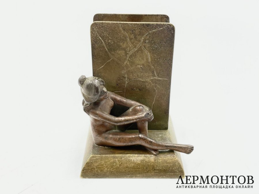 Подставка для спичек Сидящая девушка. Австрия, Вена, 1900-е гг. Бронза.