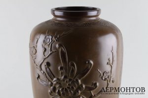 Ваза с изображением георгина, ветки сливы и птицы. Бронза. Япония, 2 половина ХХ в.