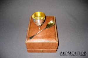 Подарочный набор под яйцо. Серебро 950 пробы, золочение. Франция, XIX век.