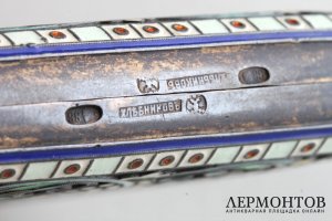 Портсигар с полихромными эмалями по скани. Москва, фирма И.П. Хлебникова. Серебро 88.
