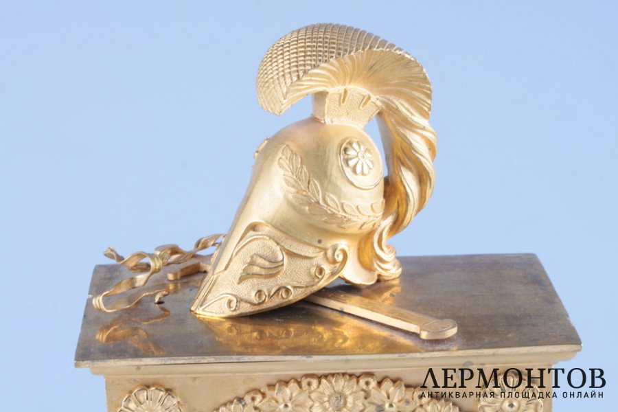 Часы настольные в ст. Ампир с декоративной скульптурой - шлем. Франция, Париж, 19 в. Бронза.