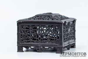 Шкатулка ажурная с маскароном. Российская Империя, Касли, М.Тепляков, 1914 г. Чугун.