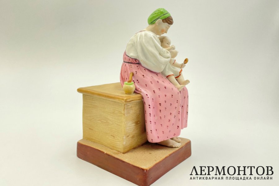 Статуэтка Мать с ребенком. Россия, фабрика Ф. Гарднера, 19 века. Фарфор.