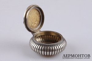 Таблетница с монетой. А. Невалайнен. Фаберже. Серебро 88, эмаль. Российская империя
