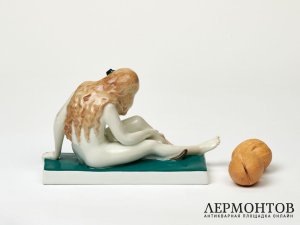 Статуэтка «Обнажённая девушка с кошкой». Фарфор, Karl Ens, Германия, 1919–1940 годы
