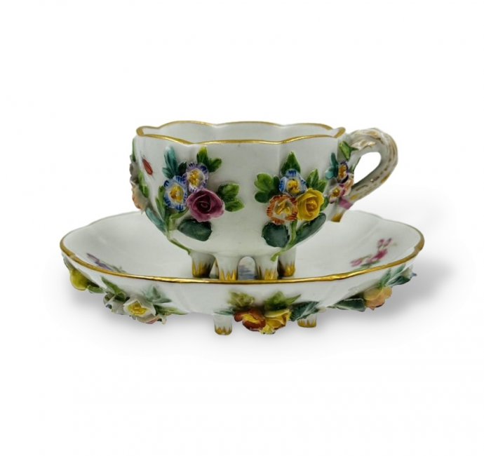Кофейная пара с лепными розами. Фарфор, роспись, золочение, Meissen, Германия, 19 век